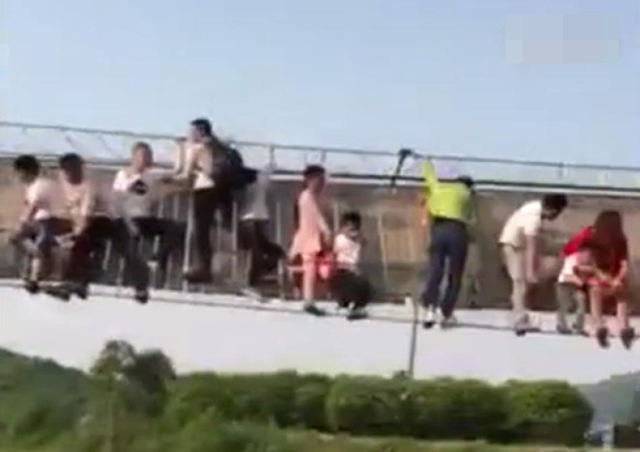 hangende brug 20 toeristen