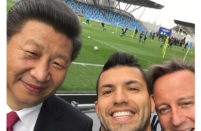 Sergio Aguero neemt foto met Xi Jingping Sergio Aguero neemt foto met Xi Jinping
