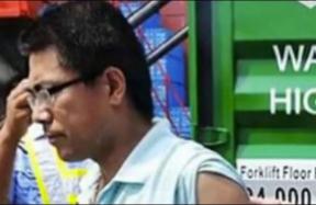 Man word wakker in container Man word wakker in container